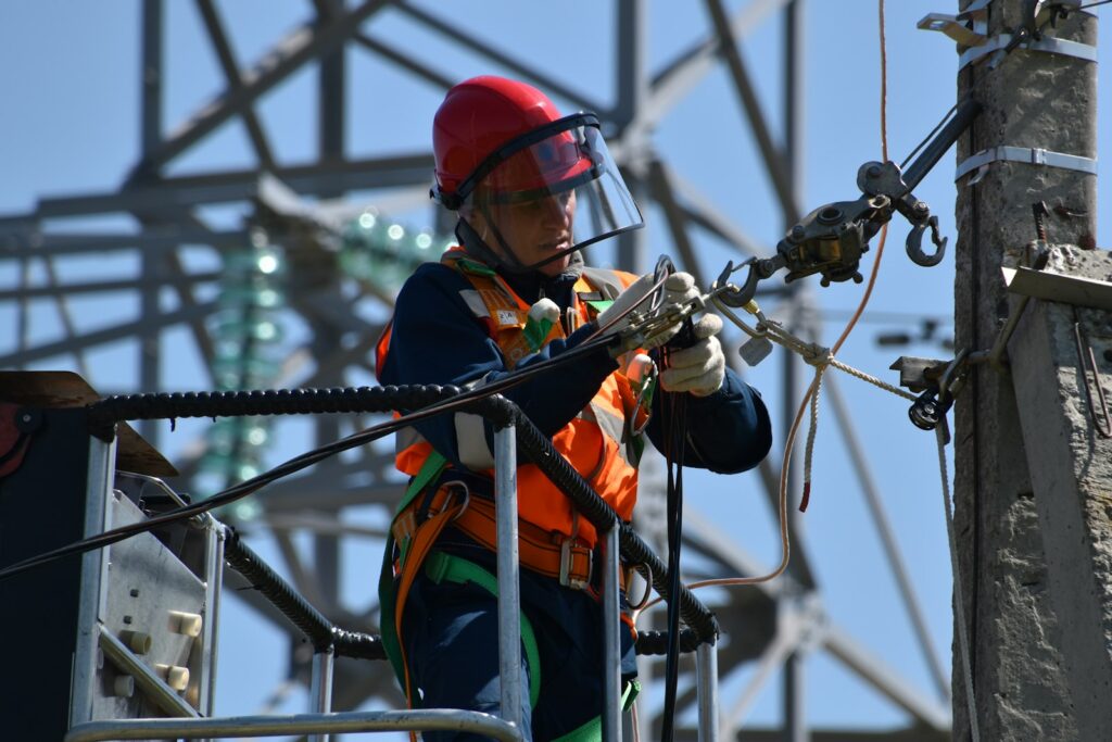 Eletricista trabalhando na rede elétrica em cesto aéreo